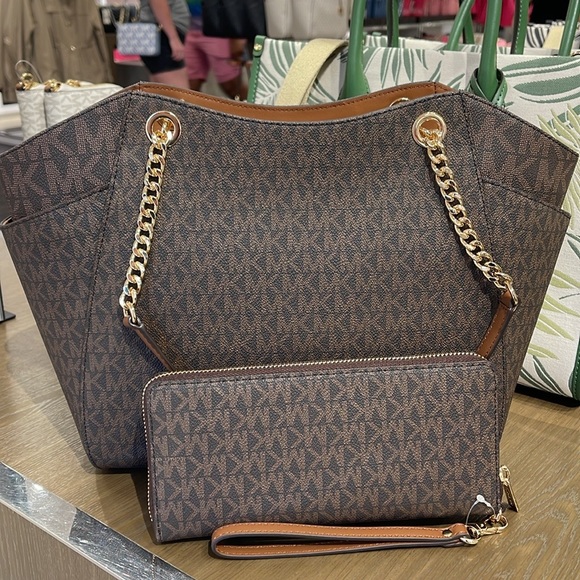 MICHAEL KORS 
Jet Set Lg Shoulder Bag & JST Lg Travel CONTINENTAL wallet-wristlt - Picture 7 of 16